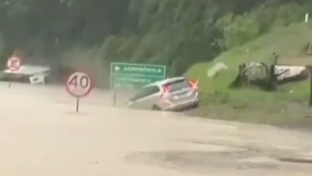 Caminhoneiro escapa de deslizamento de terra e rodovias são interditadas em SC