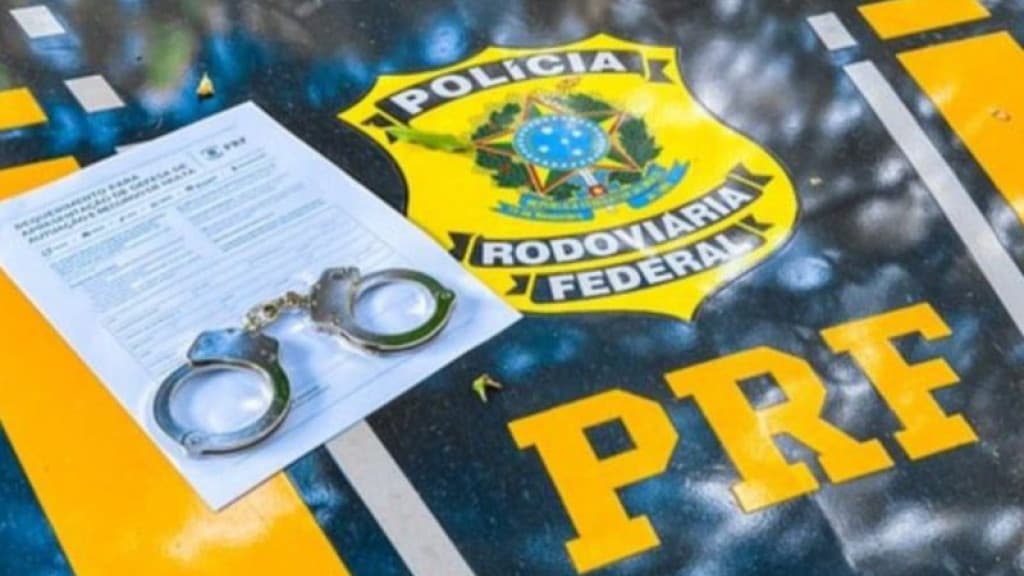Foragido por homicídio tenta correr da PRF mas colide contra cerca elétrica