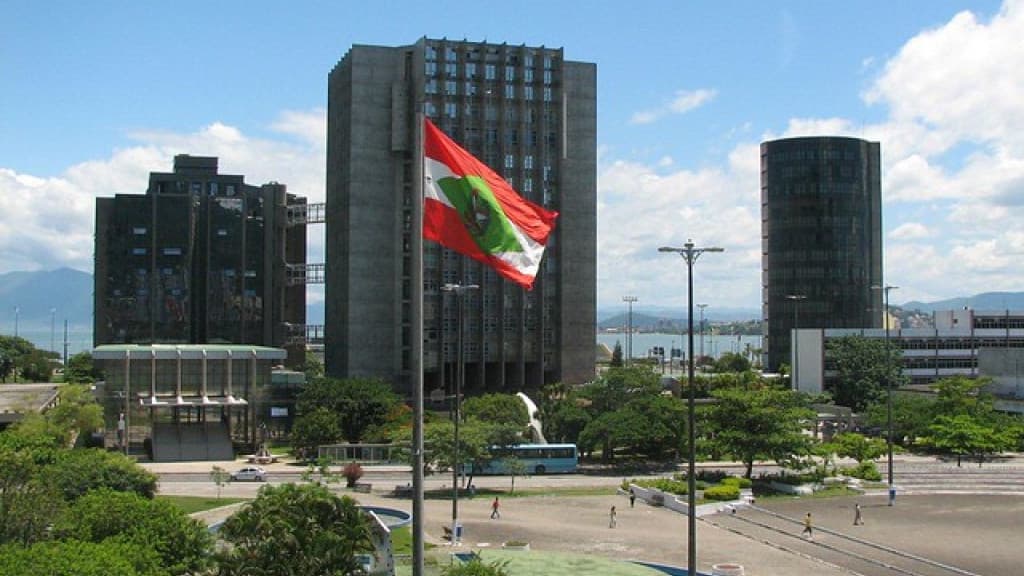 URGENTE: Desembargador desiste de julgar exigência da vacina da COVID em SC