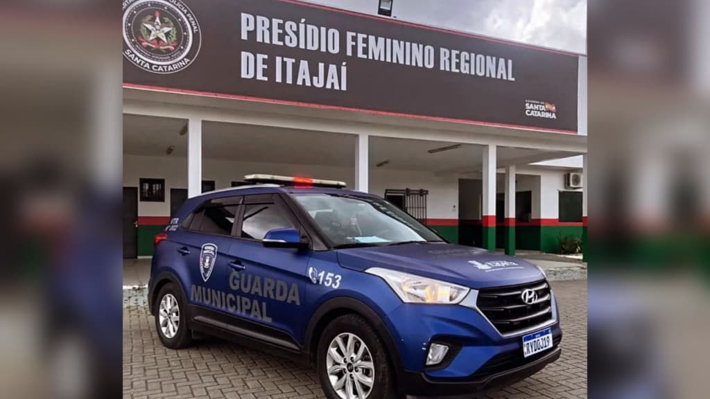 Foragida da justiça é flagrada dormindo em deck de Itapema