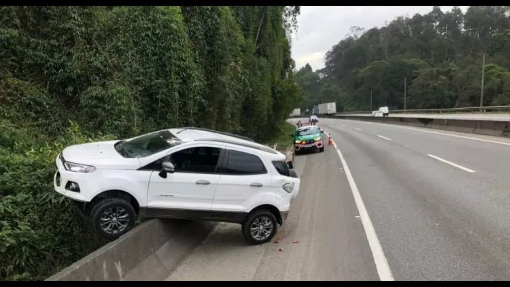 Motorista tem carro arremessado em mureta da BR-101 após ser atingido pelo veículo do irmão