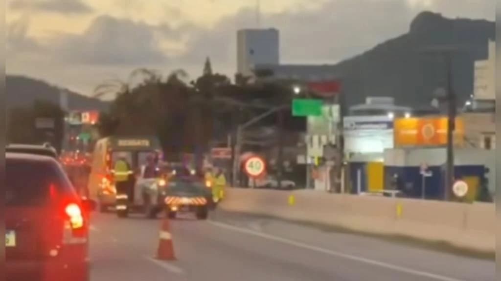 Morador de rua morre atropelado na BR-101 em Balneário Camboriú