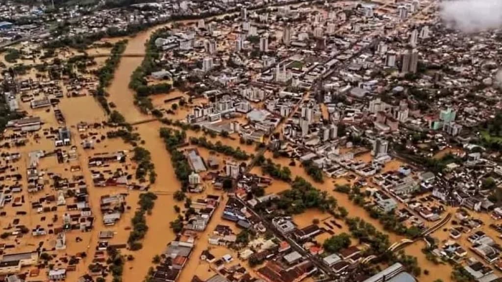 Idoso é encontrado morto dentro de condomínio alagado por enchente