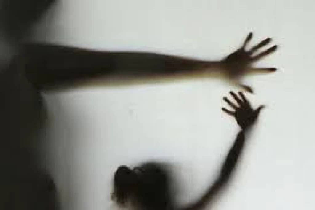 Adolescente relata incesto com o pai e o irmão, além de ver relações de tios