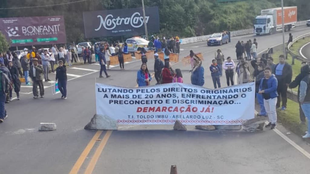Urgente: Indígenas fecham rodovia em protesto contra o Governo Lula em SC