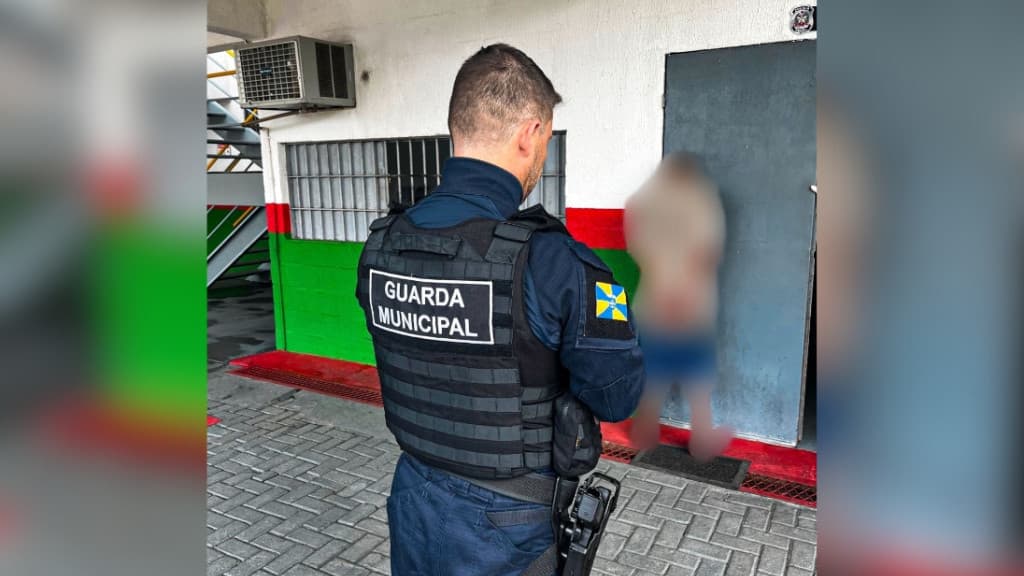 Andarilho agressivo e embriagado é preso em frente a escola de Itajaí
