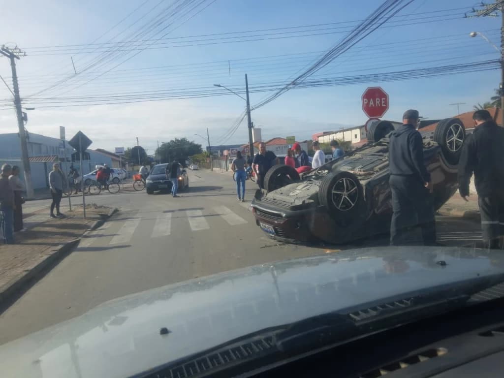 URGENTE: capotamento no centro de Tijucas