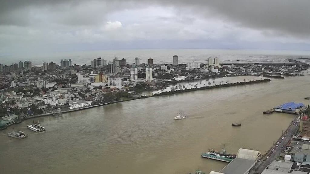 Por conta das chuvas, portos de Itajaí e Navegantes já estão há duas semanas parados