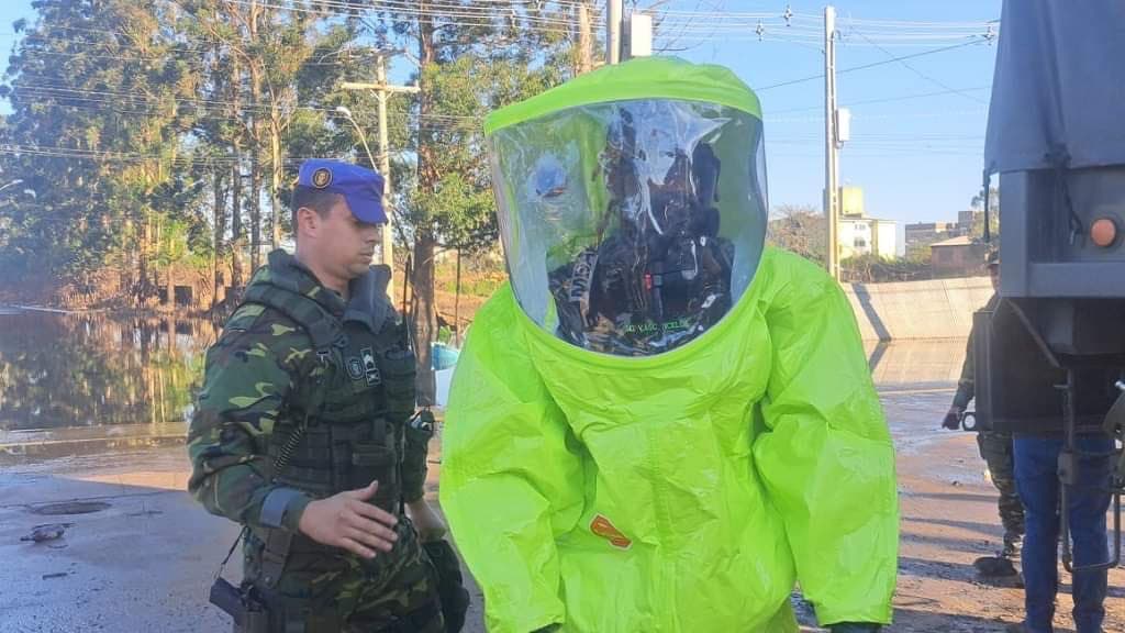 Com materiais de segurança, Exército diz que resíduos de enchente em cidade do RS não apresentam risco