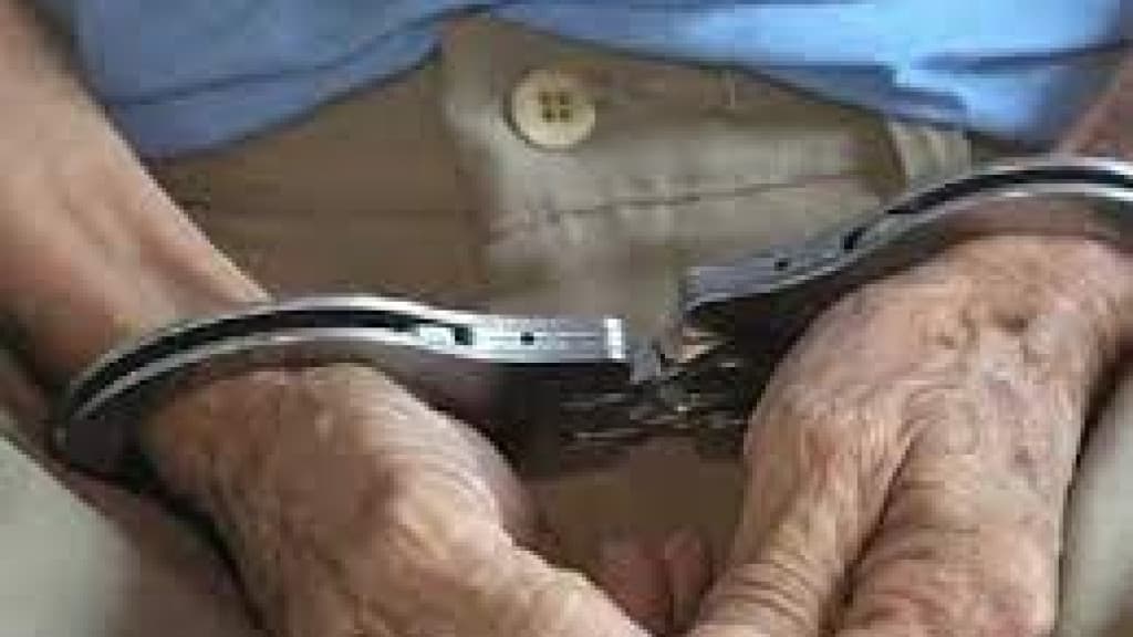 Idoso é preso após espancar esposa cadeirante