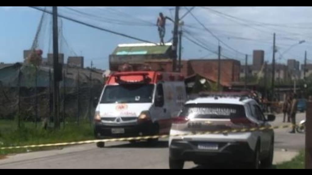Acusado de estuprar adolescente sobe em poste e ameaça se matar