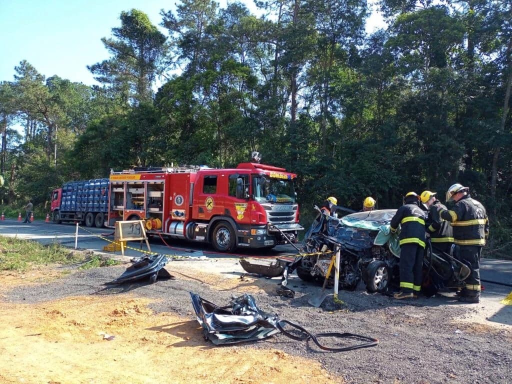 Homem morre após bater contra caminhão na BR-470