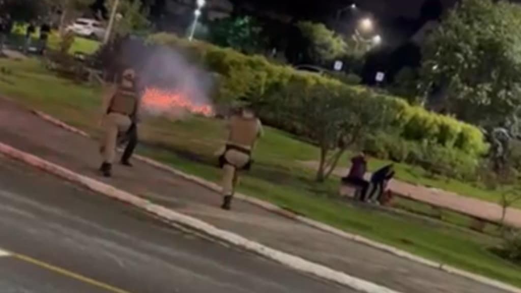 VÍDEO – Homem reage a abordagem e leva tiros de borracha, em SC
