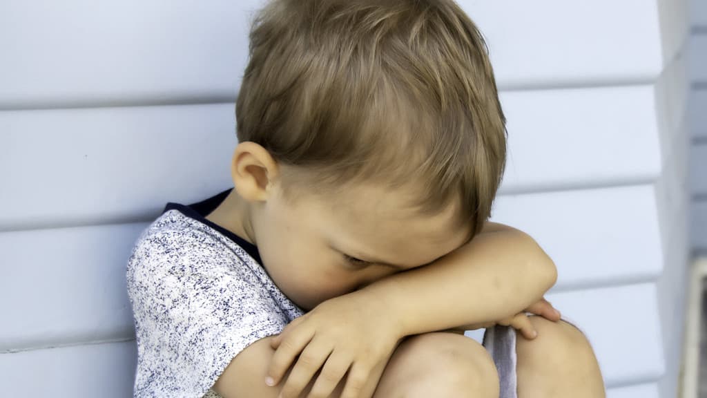 Mãe é presa por acobertar agressão no próprio filho sofrida pelo marido