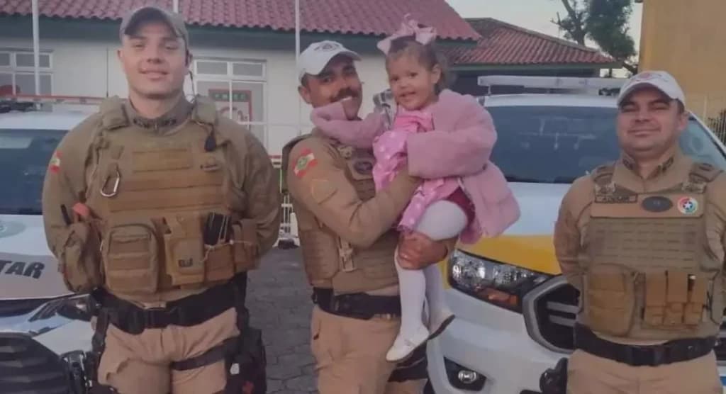 Reencontro emocionante: mãe agradece policiais pela vida da filha