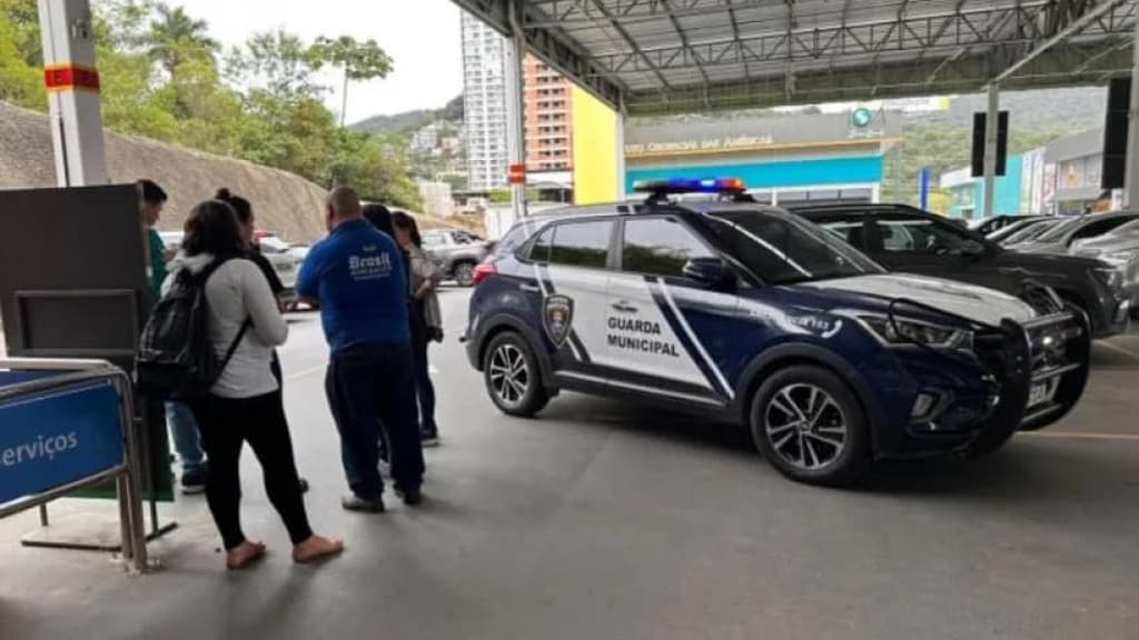 Homem esfaqueia colega  de trabalho durante briga em supermercado