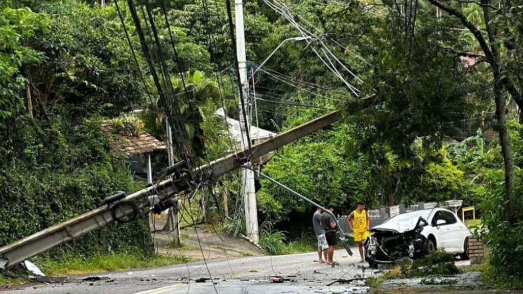 Grave acidente derruba poste e deixa ruas de Florianópolis sem luz