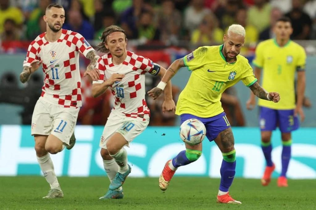 Após empate no tempo normal, Brasil perde nos pênaltis e está fora da Copa