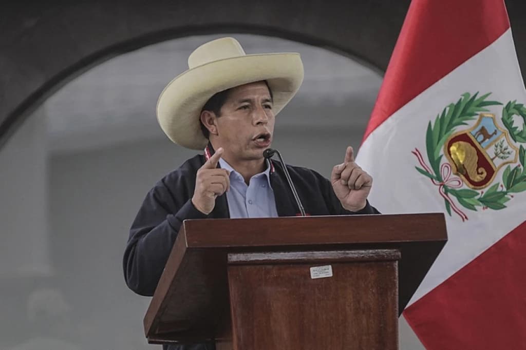 Em nome “da democracia”, presidente do Peru dissolve parlamento e anuncia estado de excessão