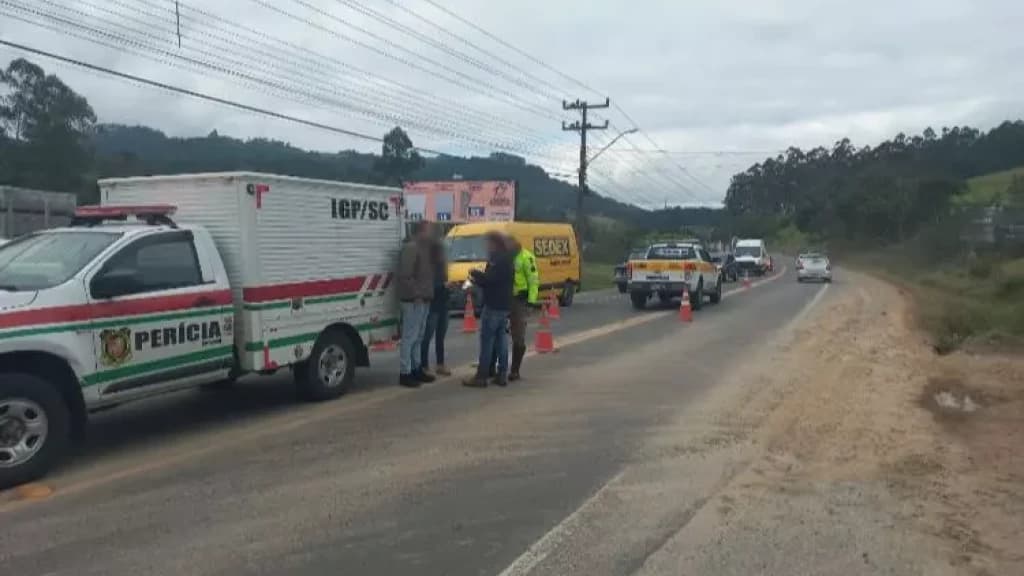 Homem morre após colisão entre carro e moto na SC-350