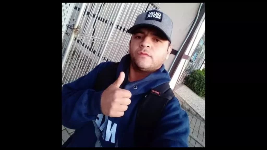 Identificado homem morto em frente à supermercado com facada no peito