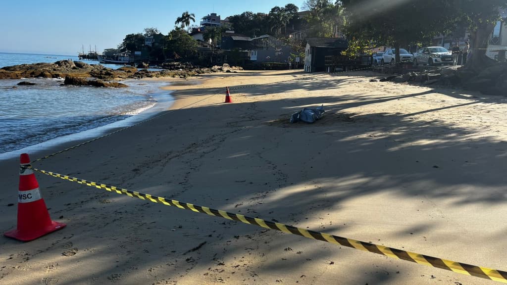Jovem de 25 anos é encontrado morto em praia de Porto Belo
