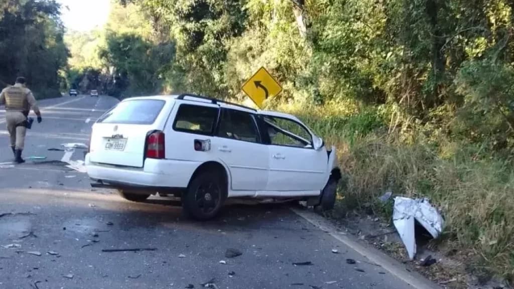 Colisão frontal entre carro e caminhão deixa um jovem morto e dois feridos na BR-282 em SC