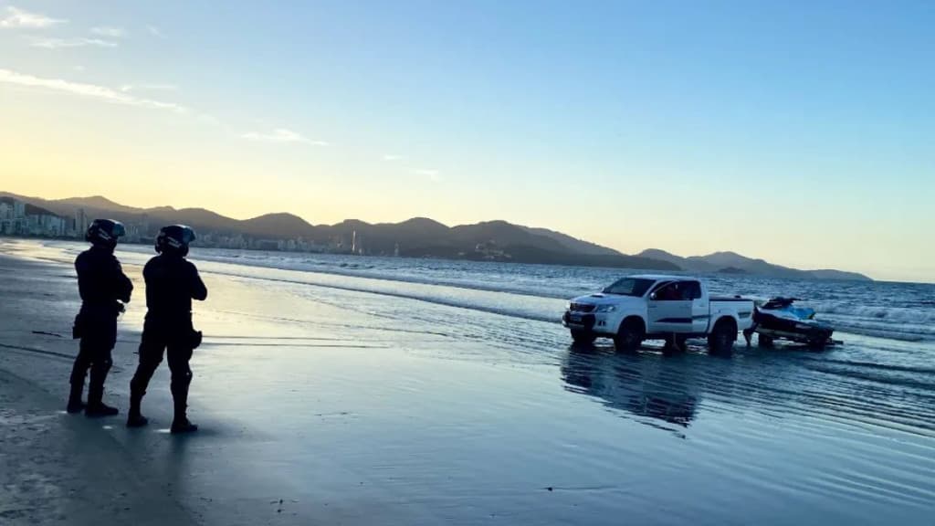 Pescadores contém piloto de jetski que desrespeitou período de tainhas em Itapema