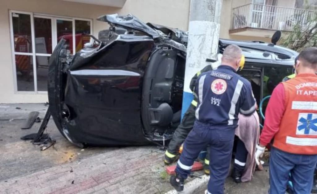 Motorista perde controle de Jaguar, sobe em calçada e bate em árvore em Itapema