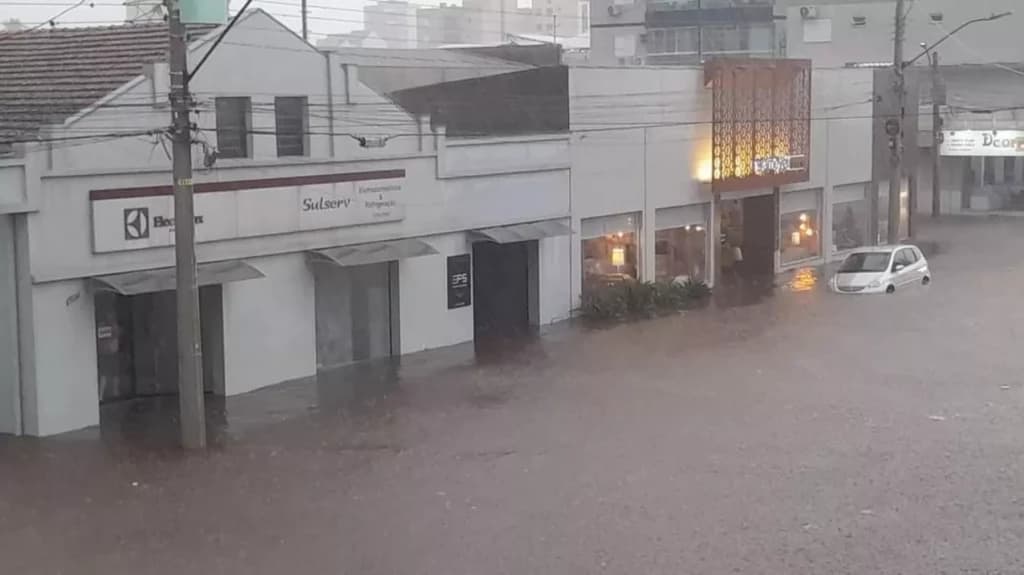 Temporal causa estragos e deixa um morto no interior gaúcho