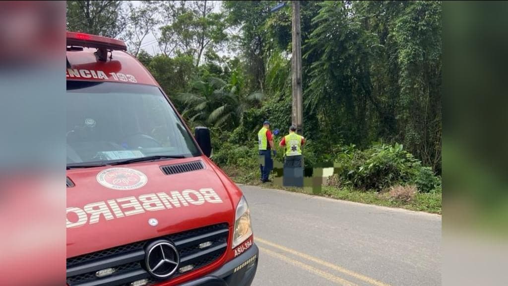 Motociclista morre após bater contra poste