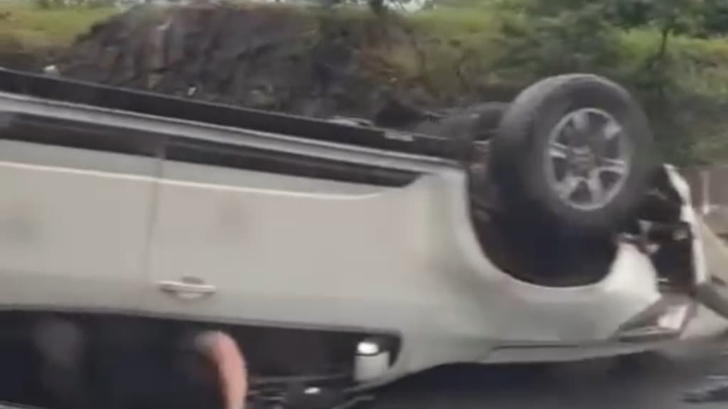 VÍDEO: Caminhonete capota no Morro do Boi, entre BC e Itapema
