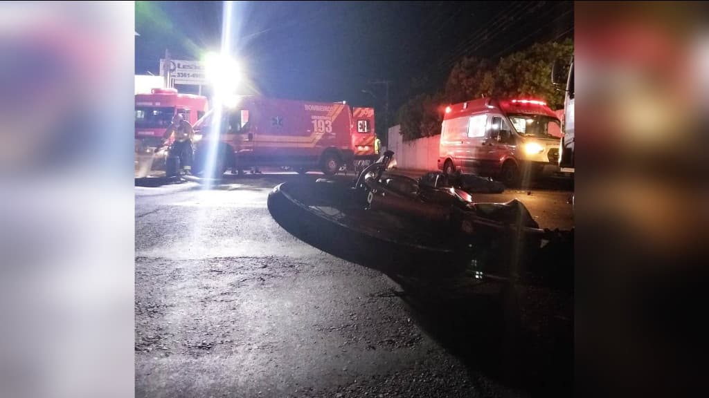 Motociclista morre após colisão traseira com caminhão