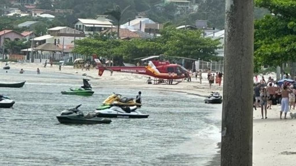 Momentos de pânico: Jovem perde o pé após ser atropelada por jet ski  em praia de SC