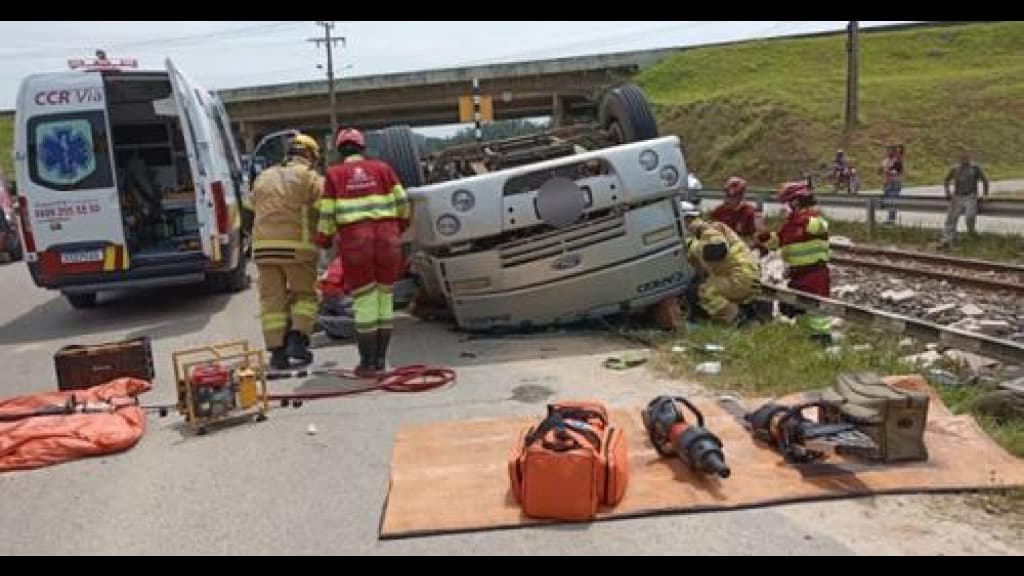 Trabalhador morre esmagado após tombar caminhão na BR-101