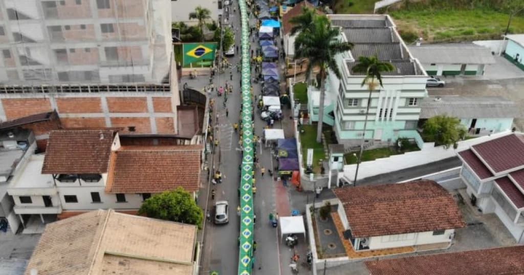 Brusque tem 15º dia de protestos com bandeira gigante do Brasil
