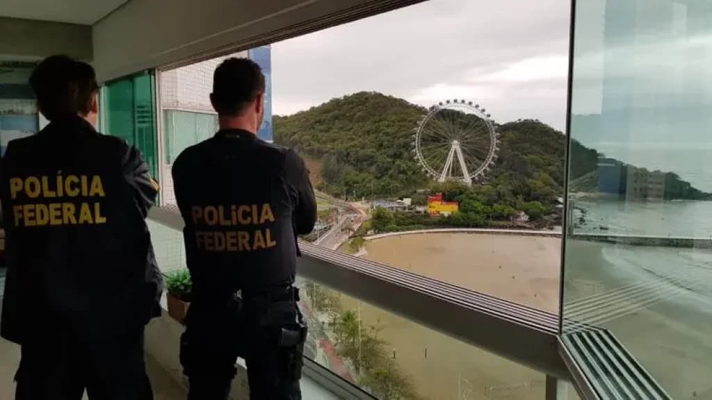 Corretores de imóveis são presos em mega operação da PF em Balneário Camboriú