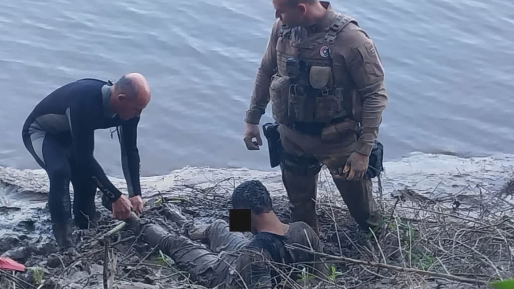 Foragido do PR fica atolado em lodo ao tentar escapar da PM em SC