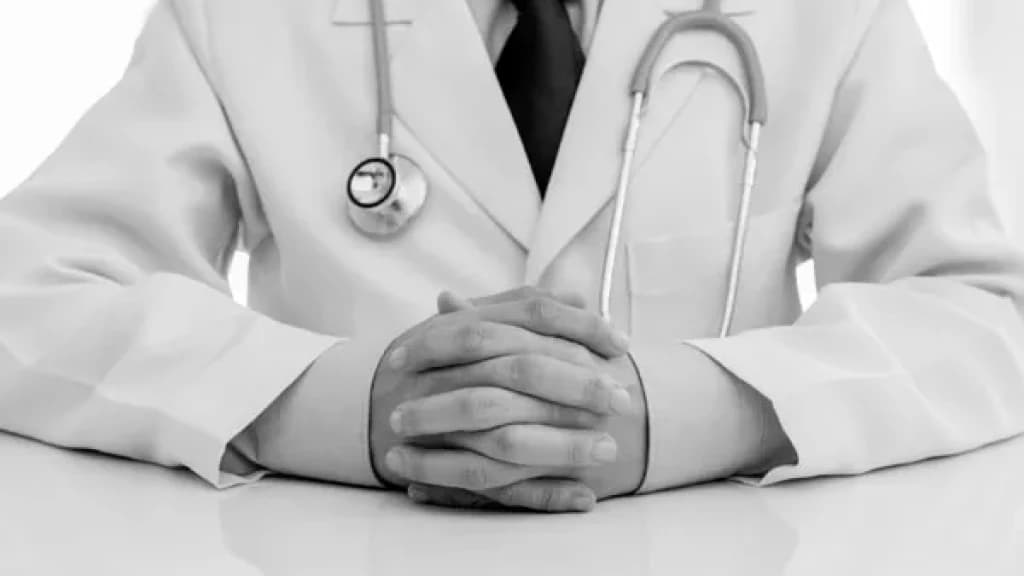 Médico deixa menina de 9 anos pelada e faz “oração para tirar pecados”
