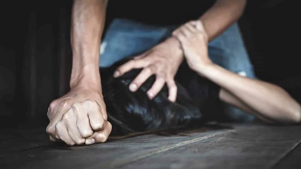 Mulher pede ajuda para amiga após marido forçar a manter relações sexuais