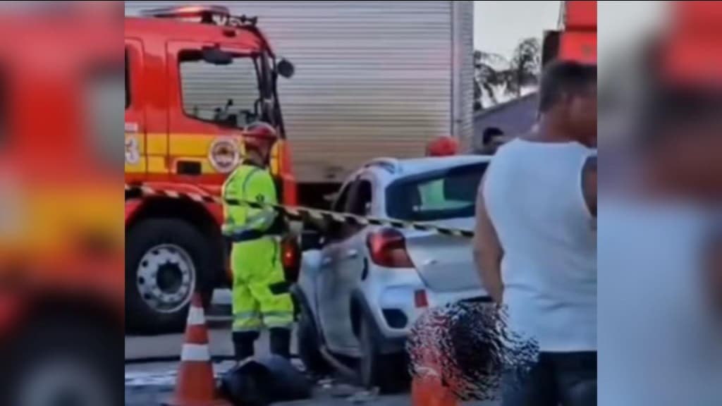 Mulher morre após carro colidir com caminhão em posto de combustível, em Palhoça