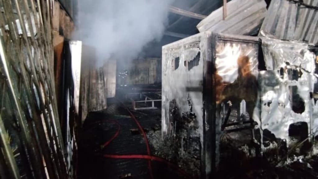 Incêndio destrói food park em Florianópolis