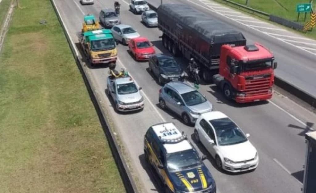 Tropa de choque usa balas de borracha para tirar manifestantes da BR-101 em Itajaí