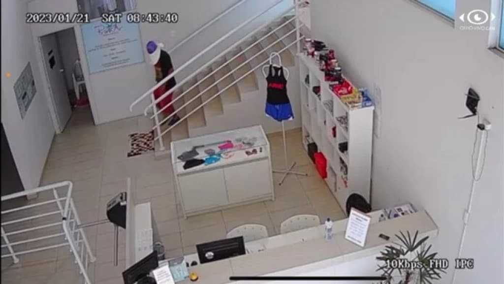 Câmeras de segurança flagram ladrão furtando academia de Canelinha