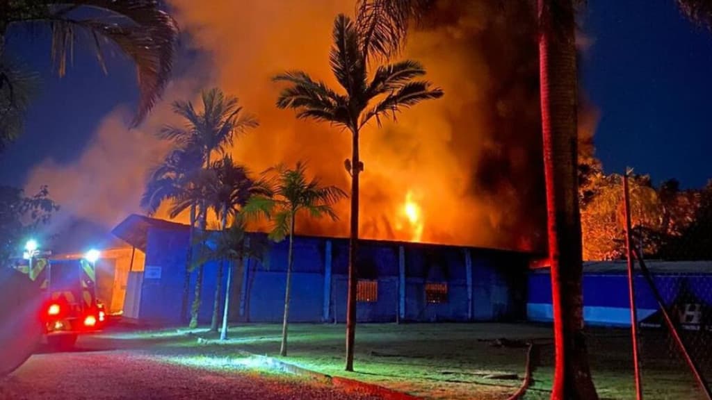 Incêndio destrói fábrica de tinta em Araquari