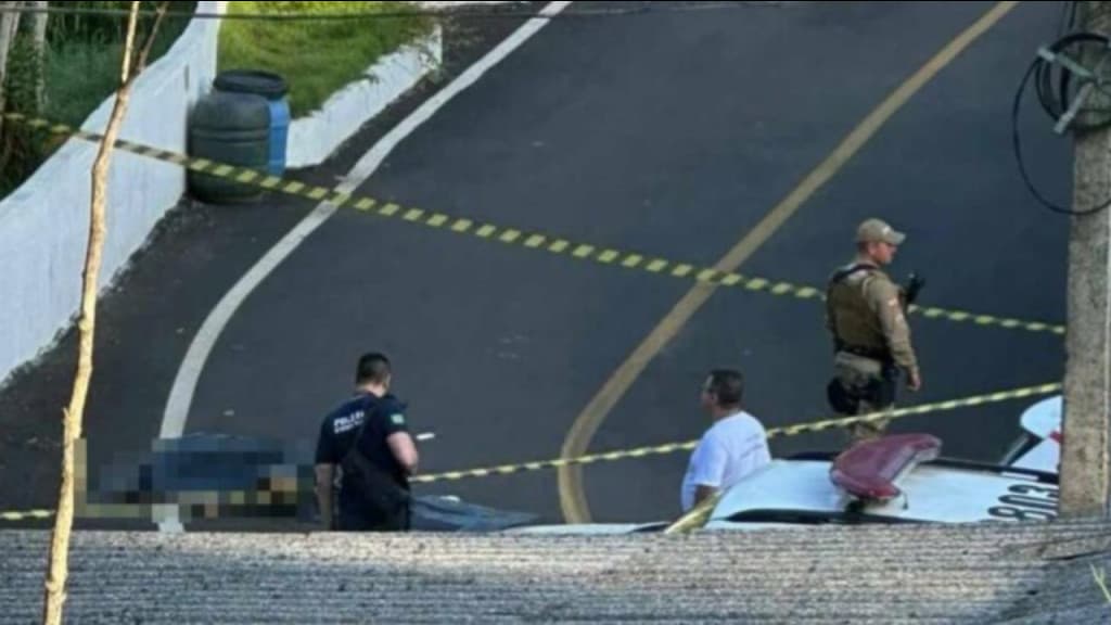 Mulher briga com ex-companheiro e morre após atacar policias com duas facas