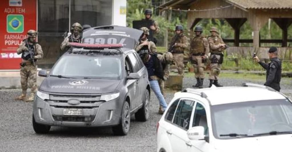 Assaltantes se entregam em agência de Ilhota e liberam reféns