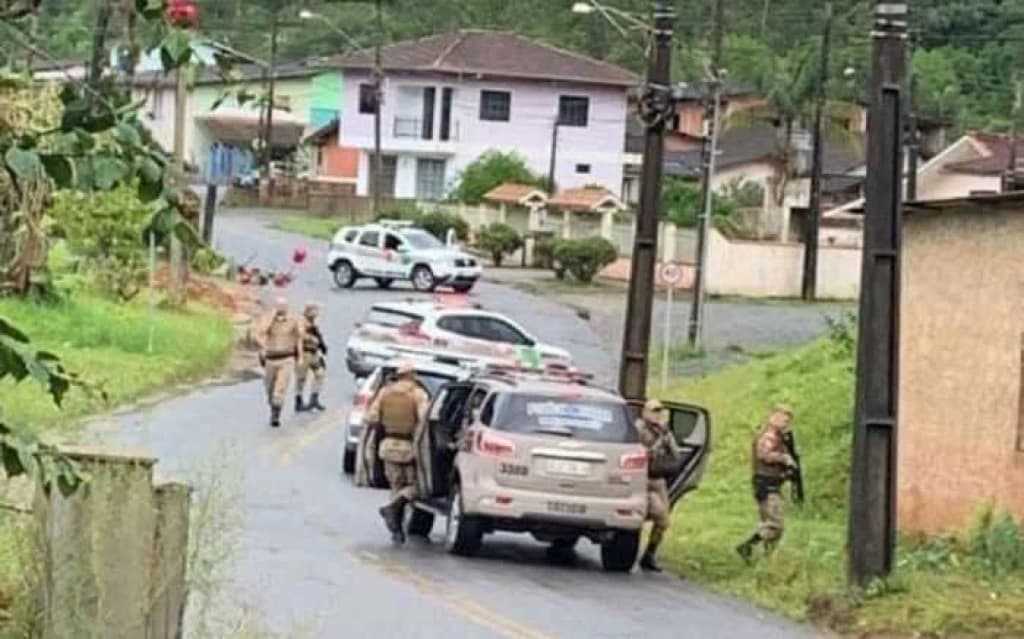Agência bancária é assaltada e criminosos fazem reféns em Ilhota