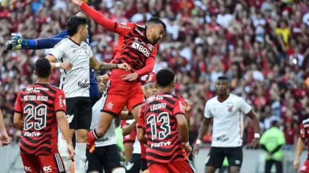 Flamengo goleia Athletico-PR e entra na briga pelo Brasileirão