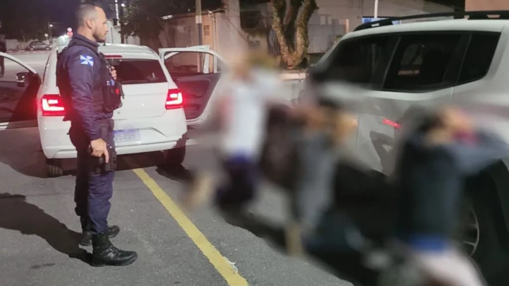 Trio é solto após ser flagrado com carro furtado em Balneário Camboriú